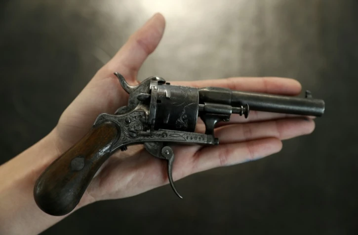 Le revolver à six coups avec lequel Paul Verlaine tenta de tuer Arthur Rimbaud, un après-midi de juillet 1873 à Bruxelles, a été vendu mercredi pour 434.500 euros 