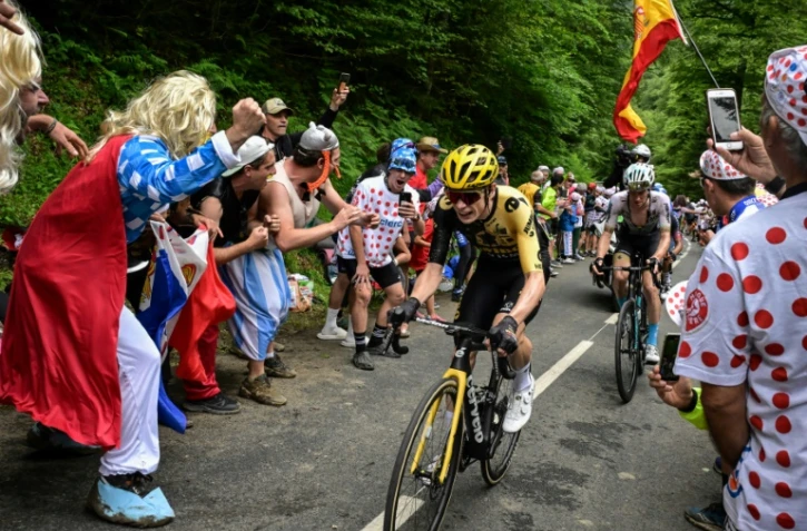 Jonas Vingegaard à l'attaque dans le col de Marie Blanque lors de la 5e étape du Tour de France le 5 juillet 2023. Le Danois, vainqueur sortant de la Grande boucle, s'installe à la deuxième place du classement général, avec 53 secondes sur son grand rival, Tadej Pogacar 