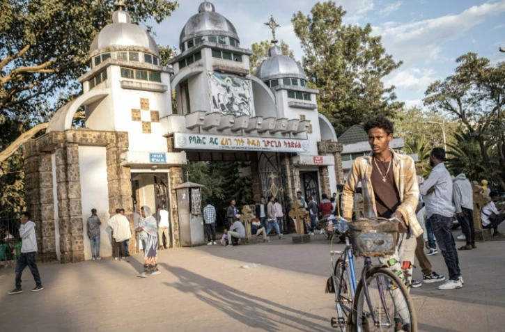 Sur la place devant l'église Saint-Georges à Bahir Dar, en Ethiopie, le 8 décembre 2025