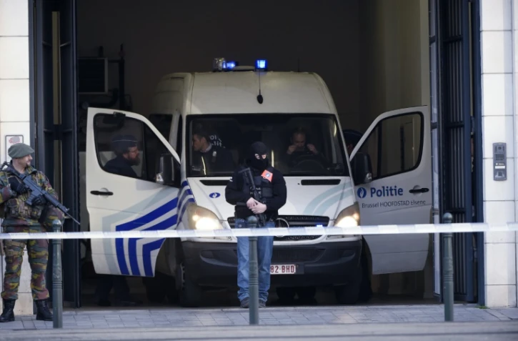 Des officiers de police montent la garde près du tribunal de Bruxelles pendant l'audition de Mohamed Abrini, le 13 avril 2016