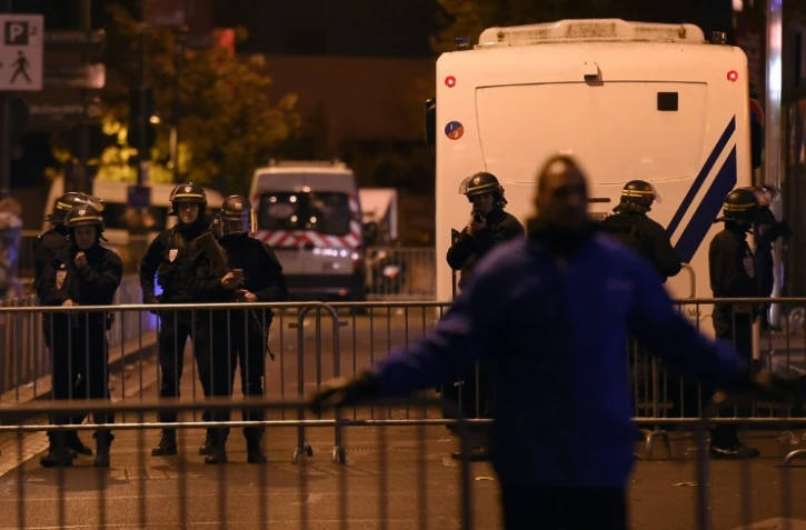 Des CRS montent la garde à l'extérieur du Stade de France à  Saint-Denis, au nord de Paris, le 13 novembre 2015 après une série d'explosions aux abords du stade et dans Paris.