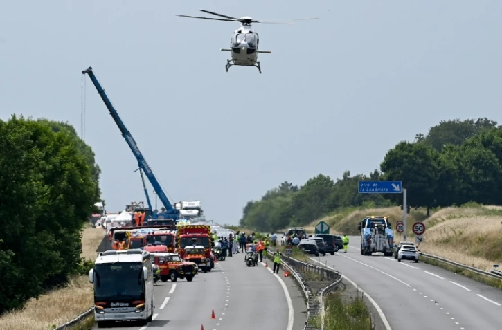Une grue et des véhicules de secours sur l'autoroute A81, à Degré, dans la Sarthe, aprÚs un accident de car mortel, le 13 juin 2025