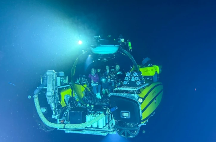 Le Neptune, un submersible de l'OceanXplorer, en plongée à plusieurs centaines de mètres sous la surface le 9 janvier 2026 au large de l'île de Sulawesi en Indonésie