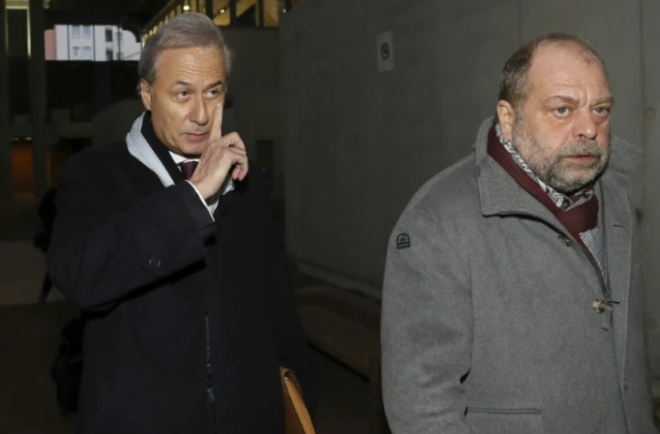 L'ancien maire de Draveil Georges Tron (g) arrive avec son avocat Eric Dupond-Moretti, le 12 décembre 2017 au tribunal de Bobigny