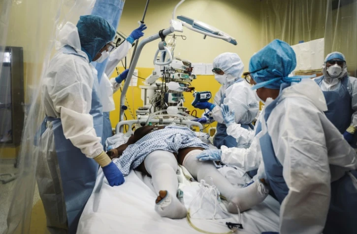 Un malade du Covid-19 traité dans une unité de soins intensifs à l'hôpital Franco-Britannique à Levallois-Perret, le 9 avril 2020

