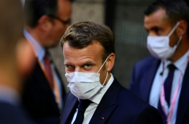 Le président français Emmanuel Macron quitte la session de négociations à Bruxelles le 20 juillet 2020