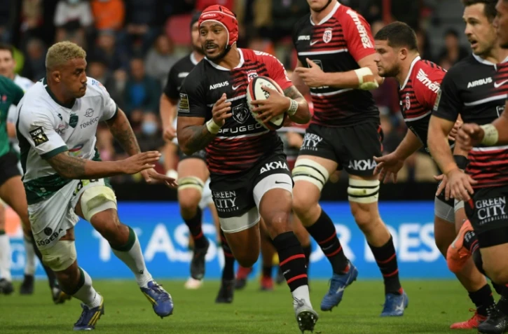 Le centre néo-zélandais de Toulouse, Pita Ahki (c.), avec le ballon lors du match de Top 14 entre Toulouse et Pau, le 9 octobre 2021, au stade Ernest-Wallon, à Toulouse.