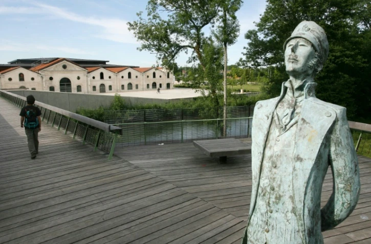 Le personnage d'Hugo Pratt, Corto Maltese, devant le complexe abritant le musée de la bande dessinée, en juin 2009