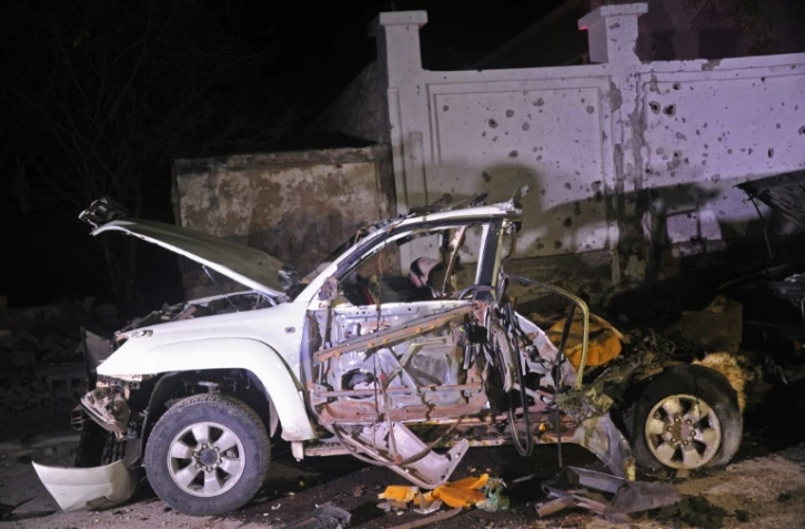 La carcasse d'une voiture après une explosion face à un restaurant de plage à Mogadiscio, le 25 août 2016