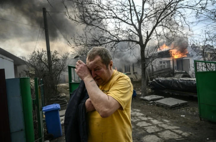Ievguen Sboromyrskiï devant sa maison en feu après un bombardement russe à Irpin, en Ukraine, le 4 mars 2022