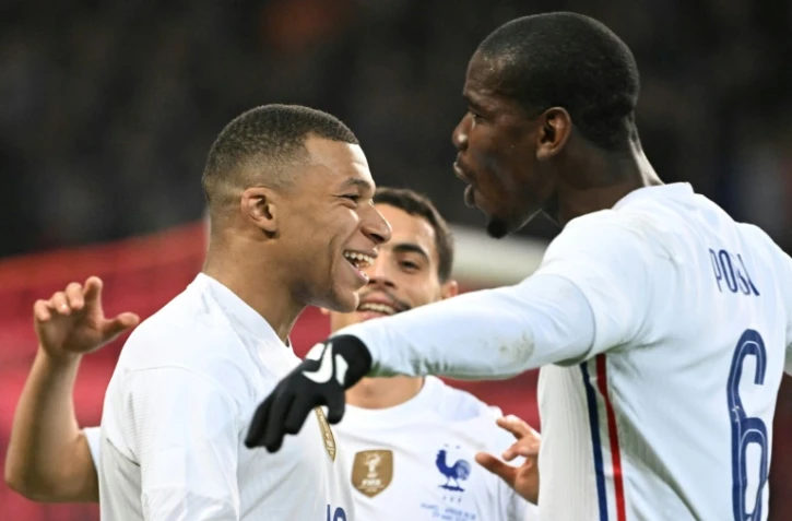 La joie de l'attaquant Kylian Mbappé, félicité par le milieu de terrain Paul Pogba, après son pénalty marqué face à l'Afrique du sud, lors de leur match amical, le 29 mars 2022 au Stade Pierre-Mauroy à Villeneuve-d'Ascq