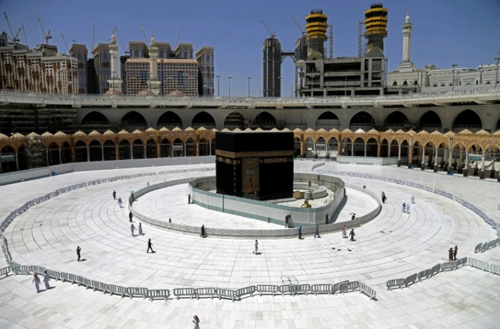 Une photo prise le 3 avril 2020 montre quelques fidèles autour de la Kaaba 
à La Mecque, en Arabie saoudite, en pleine pandémie de nouveau coronavirus