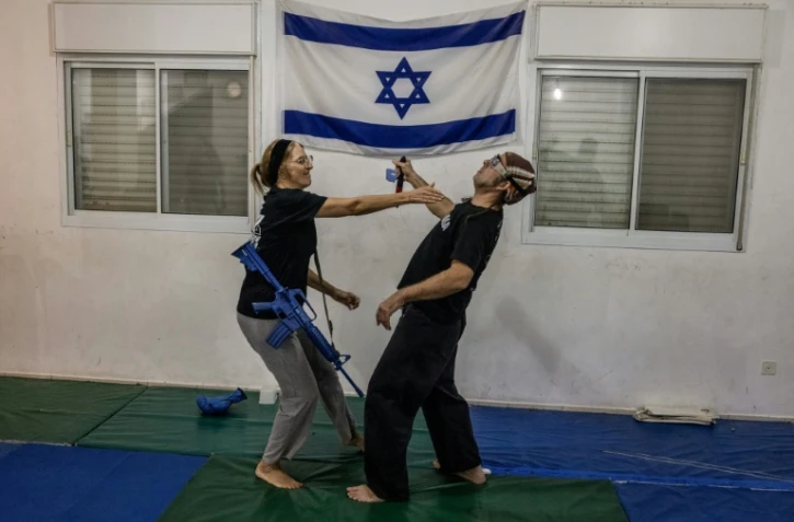 Des participants s'entraînent au Krav Maga, dans un dojo situé dans la colonie de Maale Adumim, en Cisjordanie occupée, le 26 juin 2024