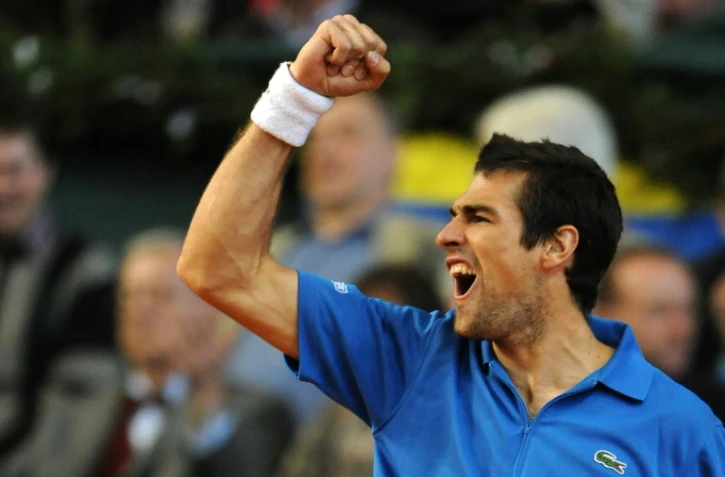 Jérémy Chardy fêtant sa victoire avec l'équipe de France de Coupe Davis contre l'Autriche à Schvechat, le 4 mars 2011