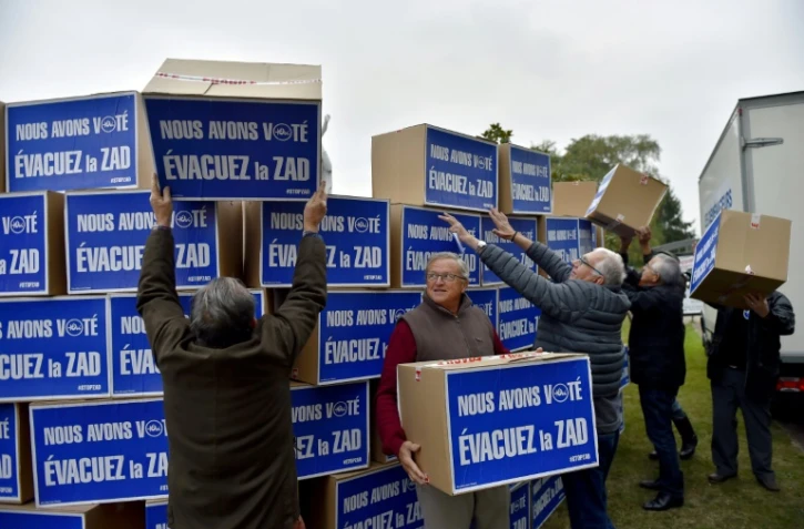 Des cartons de déménagement pour inciter les occupants de la "zone à défendre" (Zad) à partir, livrés par l'association pro-aéroport "Des ailes pour l'Ouest" le 14 octobre 2016 à Notre-Dame-des-Landes
