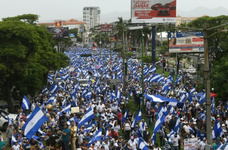 Des milliers de Nicaraguayens défilent dans les rues de Managua pendant la "marche des fleurs", le 30 juin 2018