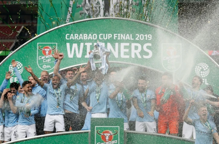 Les joueurs de Manchester City brandissent la Coupe de la Ligue remportée face à Chelsea, le 24 février 2019 à Wembley