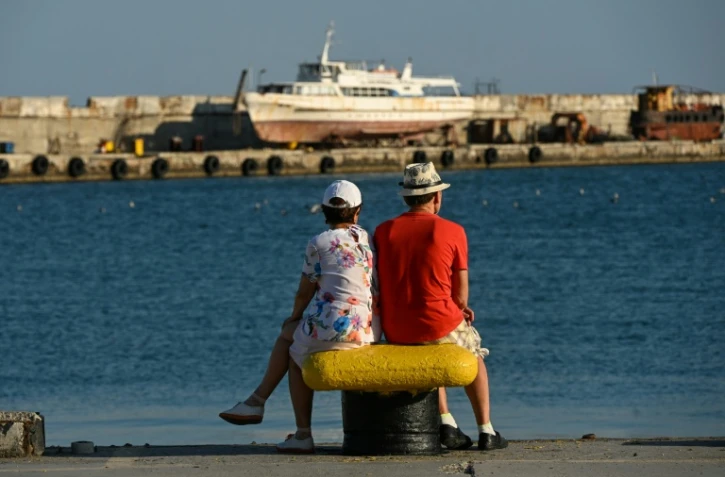 Des estivants sur la promenade maritime à Yalta, en Crimée annexée, le 21 juillet 2026
