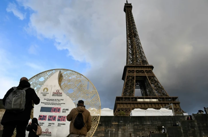 Compte Ă rebours Ă 100 jours des Jeux Olympiques de Paris 2024 devant la Tour Eiffel, le 16 avril 2024 Ă Paris