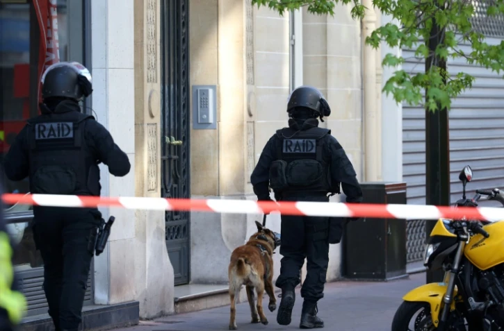Un chien d'assaut des policiers d'élite du Raid, lors d'une opération le 16 avril 2014 à Levallois-Perret, près de Paris