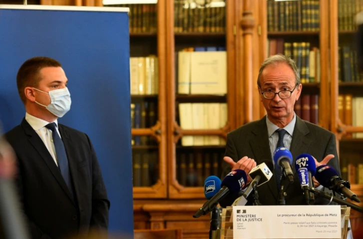 Le procureur de la République de Metz Christian Mercuri (D) donne une conférence de presse le 25 mai 2021 à Metz, avec à ses côtés le 