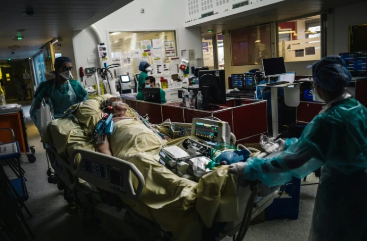 Des soignants transportent un patient à l'unité de soins intensifs de l'hôpital Lariboisière, le 14 octobre 2020 à Paris