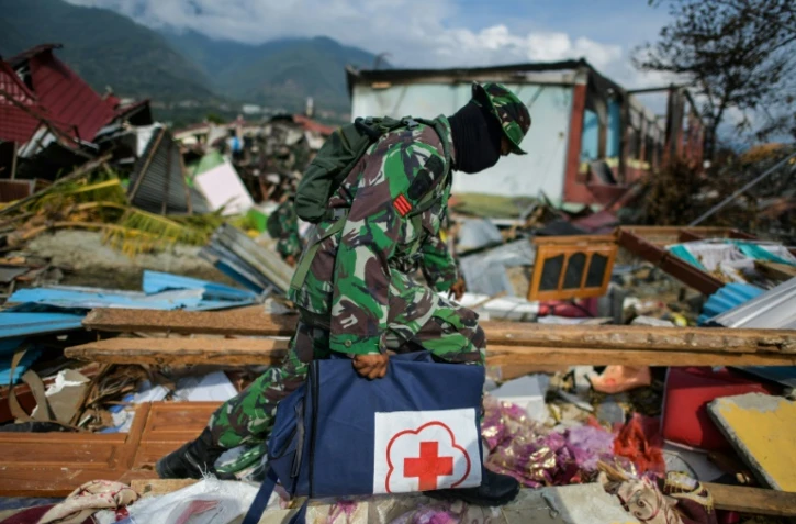 Un soldat indonésien marche dans les décombres dans le quartier de Perumnas Balaroa à Palu, après un séisme suivi d'un tremblement de terre, dans l'île des Célèbes en Indonésie le 6 octobre 2018