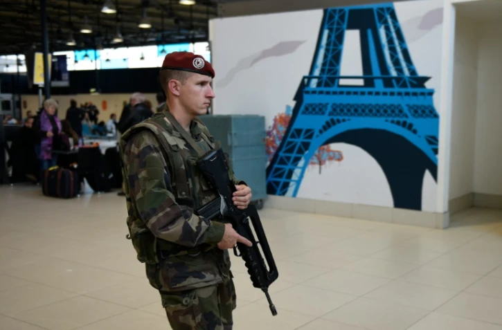 Un soldat français patrouille dans l'aéroport Charles-de-Gaulle à Roissy, dans le Val d'Oise, le 14 novembre 2015