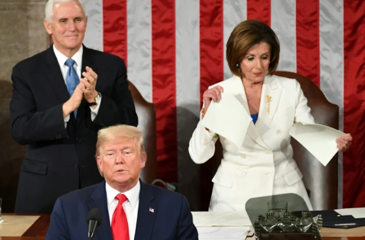 La cheffe des démocrates au Congrès, Nancy Pelosi, déchire le discours de Donald Trump lors de son discours sur l'état de l'Union à Washington, le 4 février 2020