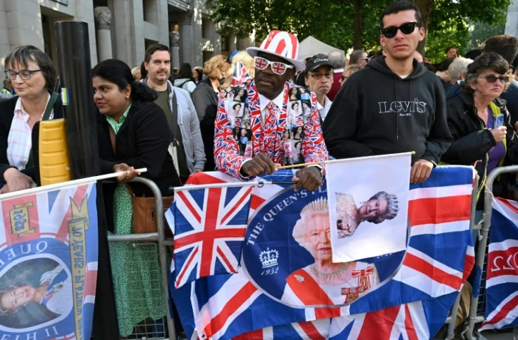 Fans de la famille royale et badauds devant la cathédrale Saint-Paul lors du Jubilé de platine du règne d'Elizabeth II, à Londres, le 3 juin 2022