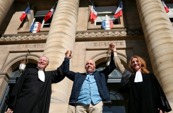 Dany Leprince entouré de ses avocats Olivier Morice et Missiva Chermak Felonneau après la décision de la Cour de révision, à Paris, le 2 juillet 2026
