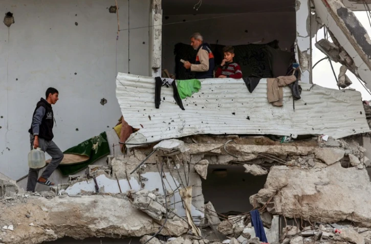 Des Gazaouis dans un immeuble lourdement endommagé de Jabalia, dans le nord de la bande de Gaza, le 5 février  2025 