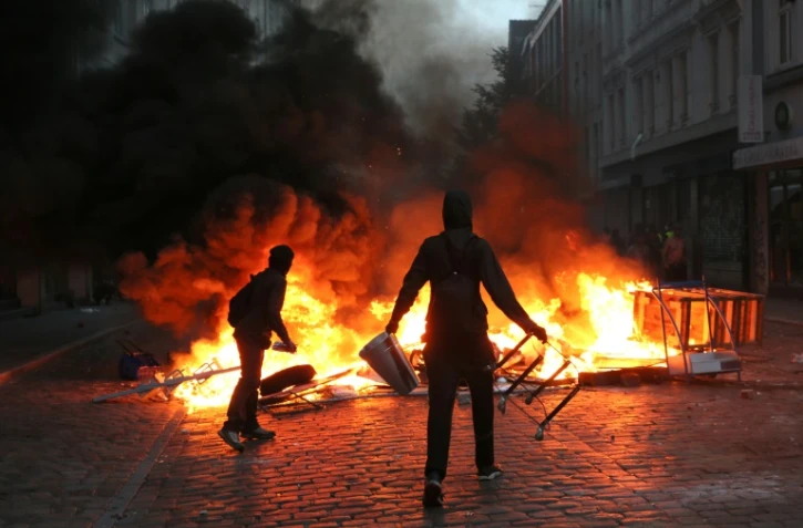 Des manifestants anti-G20 mettent le feu à des barricades, le 7 juillet 2017 à Hambourg