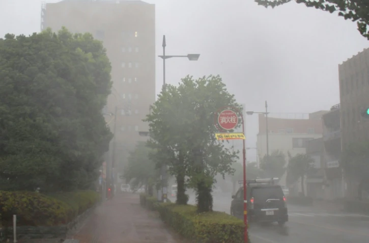 Le cyclone Jebi, le 21e de la saison en Asie, a touché la préfecture de Tokushima (sud-ouest), sur l'île de Shikoku. C'est le typhon le plus violent qui ait frappé directement le Japon depuis 25 ans, le 4 septembre 2018