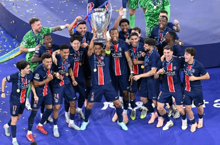 Les joueurs du PSG soulèvent la Ligue des champions après leur victoire face à l'Inter Milan en finale, à Munich, le 31 mai 2025