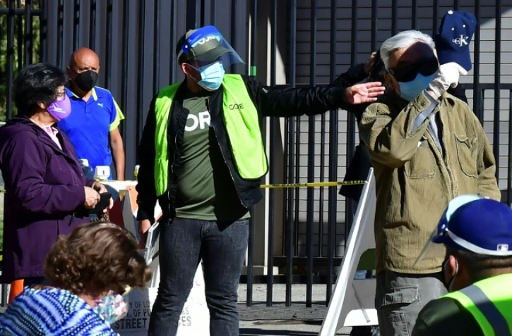 Un volontaire indique la direction d'un centre de vaccination contre le Covid-19 à Los Angeles, Californie (Etats-Unis) le 23 février 2021.