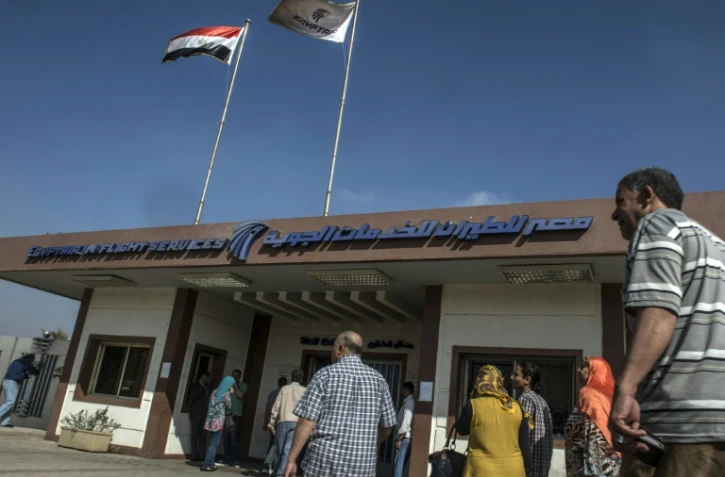 Des employés de l'aéroport du Caire arrivent dans le hall des départs le 19 mai 2016