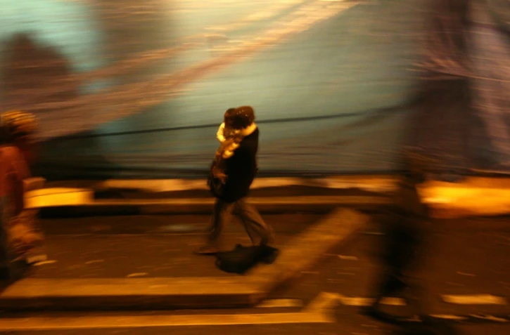 "Il ne me reste rien à la fin du mois, jamais. Quand j'arrive à zéro, je suis contente". Avec 560 euros par mois touchés grâce aux aides sociales, Mathilde élève seule sa fille de 12 ans