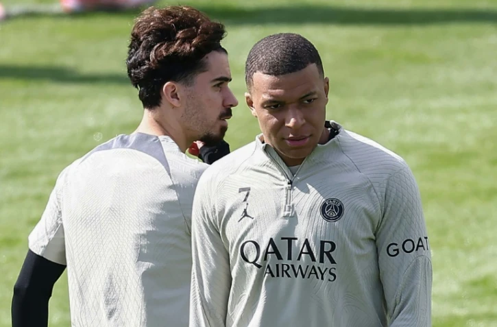 Les Parisiens Vitinha et Kylian Mbappé à l'entraînement à Poissy le 6 mai 2024, à la veille de la demi-finale retour de Ligue des champions entre le PSG et le Borussia Dortmund.