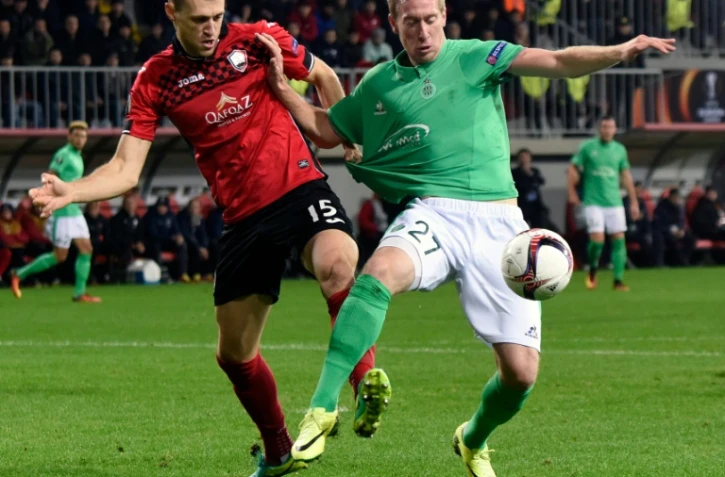 L'attaquant de Saint-Etienne Robert Beric (d) à la lutte avec le défenseur de Qabala Vitaliy Vernydub en Europa League, le 3 février 2016 à Bakou