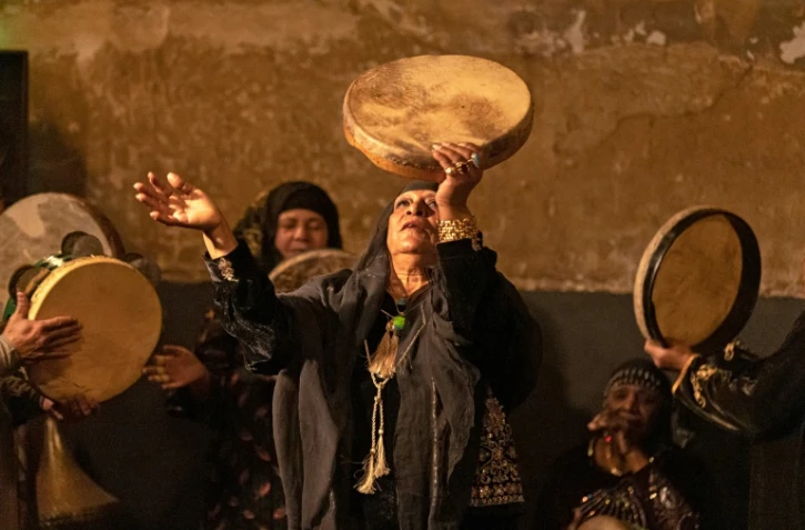 Des musiciens et guérisseurs égyptiens pratiquant le rituel du zar au Caire, le 27 avril 2022