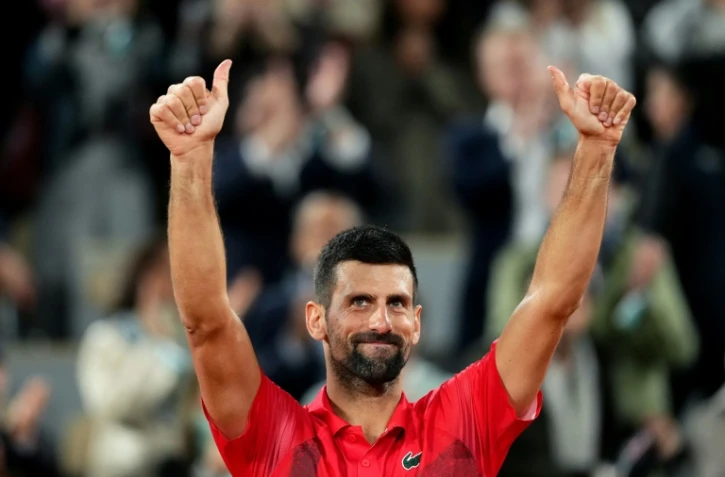 Novak Djokovic salue le public après sa défaite contre Jannik Sinner à Roland-Garros à Paris, le 6 juin 2025