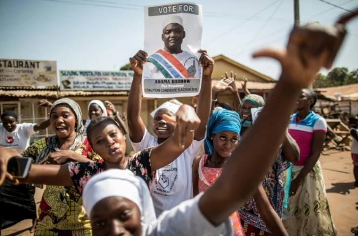 Des partisans d'Adama Barrow, vainqueur de la présidentielle, brandissent son portrait, le 2 décembre 2016 à Serekunda en Gambie