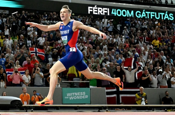 Le Norvégien Karsten Warholm passe la ligne d'arrivée en tête du 400 m haies lors des Mondiaux d'athlétisme à Budapest, Hongrie, le 23 août 2023