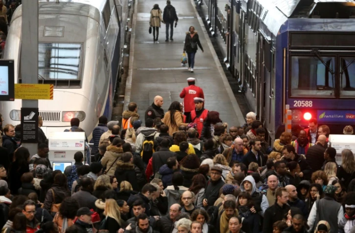 Des agents de la SNCF parlent avec des usagers à la gare de Lyon, à Paris, le 3 avril 2018, au premier jour de la grève des cheminots contre la réforme de la SNCF