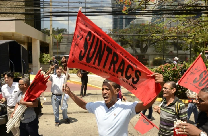 Des manifestants défilent devant le bâtiment du cabinet Mossack Fonseca, à Panama, le 13 avril 2016