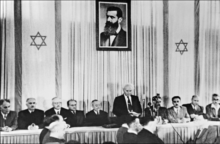 Le Premier ministre israélien David Ben Gourion, entouré par les membres du Conseil national juif, proclame la création de l'Etat d'Israël, le 14 mai 1948 à Tel-Aviv