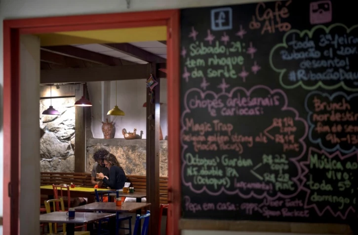 Un couple dans un bar du quartier Santa Teresa à Rio de Janeiro, au Brésil, le 27 juillet 2017