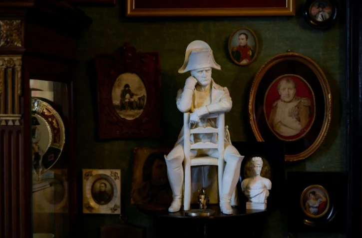 Des portraits et figurine de Napoléon chez Alexandre Vikhrov, qui possède l'une des plus grandes collections privées consacrées à Napoléon, le 31 mars 2021 à Moscou