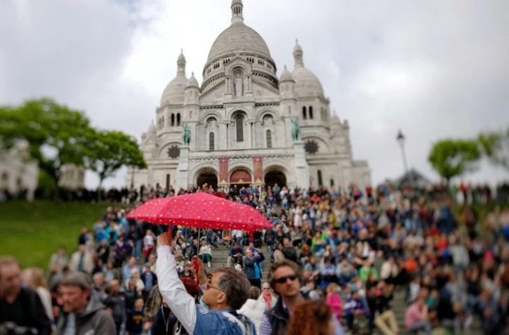 Des touristes à Montmartre, à Paris, le 15 mai 2015
